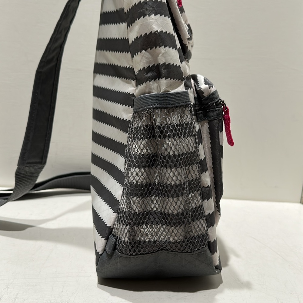 THIRTY ONE Grey & White Striped Vinyl Sling Backpack Bag - Picture 5 of 8